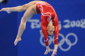 开云官网-霍勒迪之夜，当沉默的利刃刺穿明尼苏达的寒夜