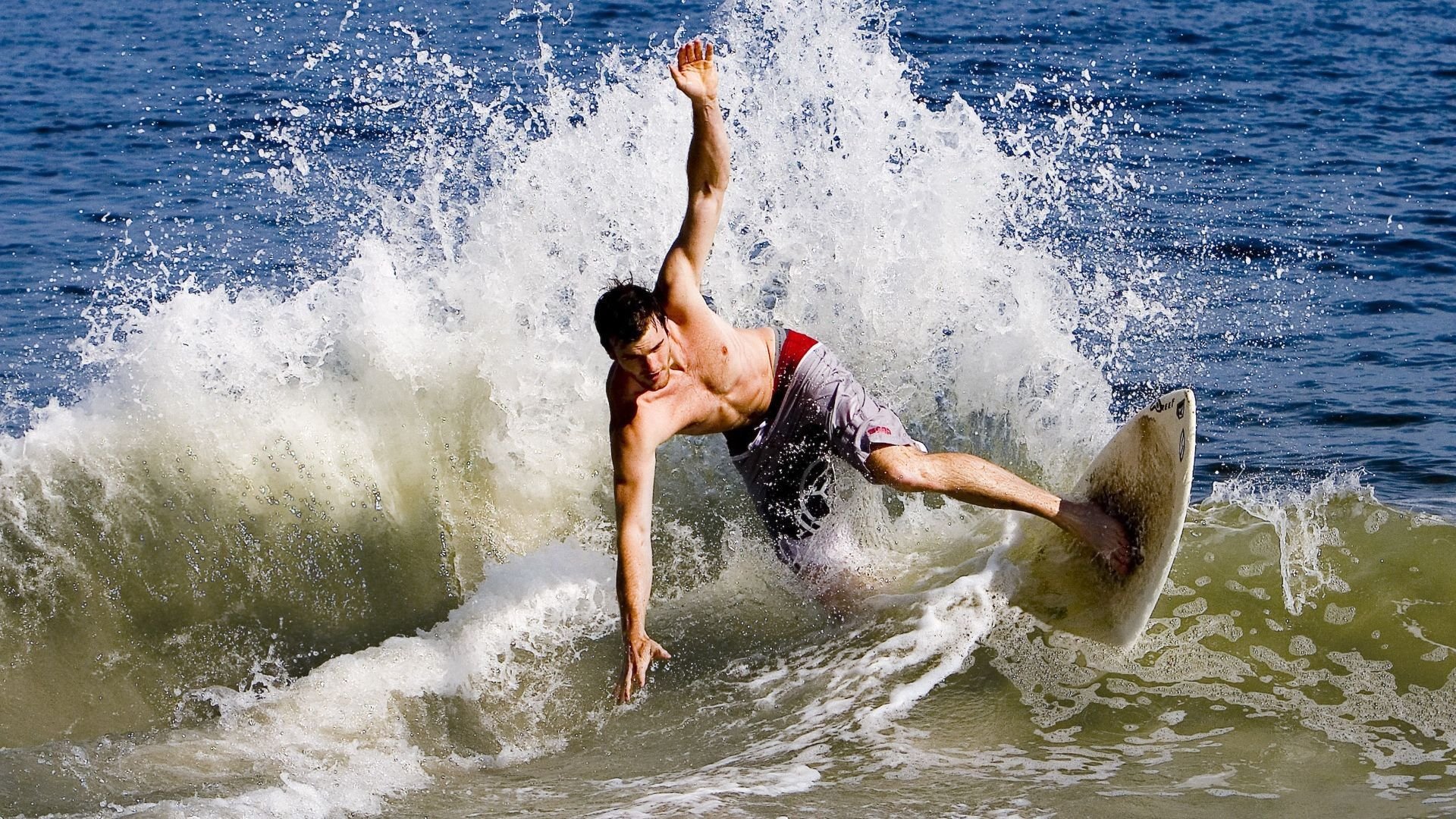 F1街道赛焦点战，卡塔尔窒息式压制，雷恩为何难越雷池一步？